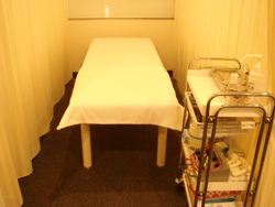 張鍼灸院の待合室1